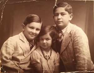 The Singer children in Vienna: Dolfi, Eva, Fritz, around 1932